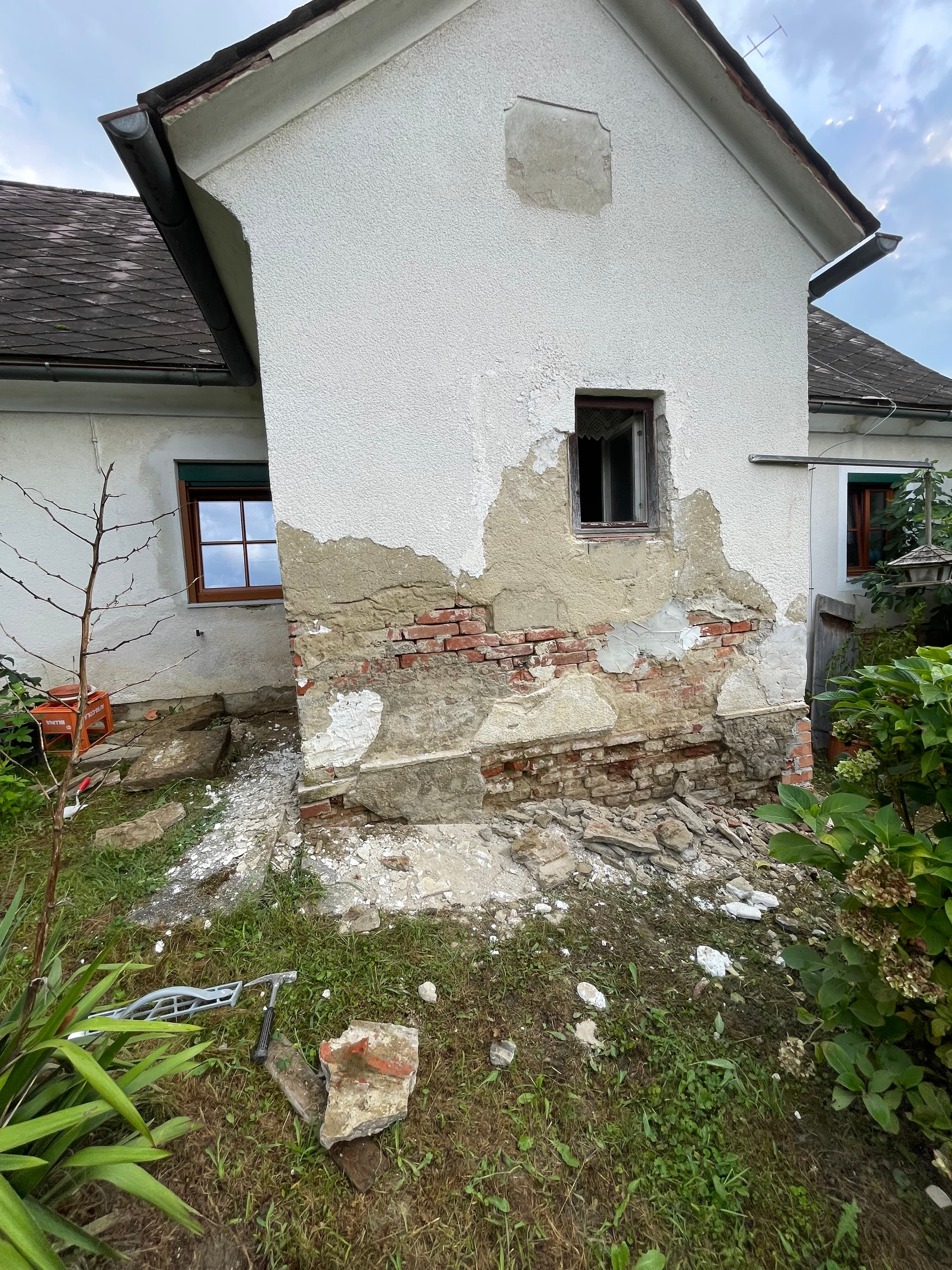 Beschädigte Fassade vor Sanierung