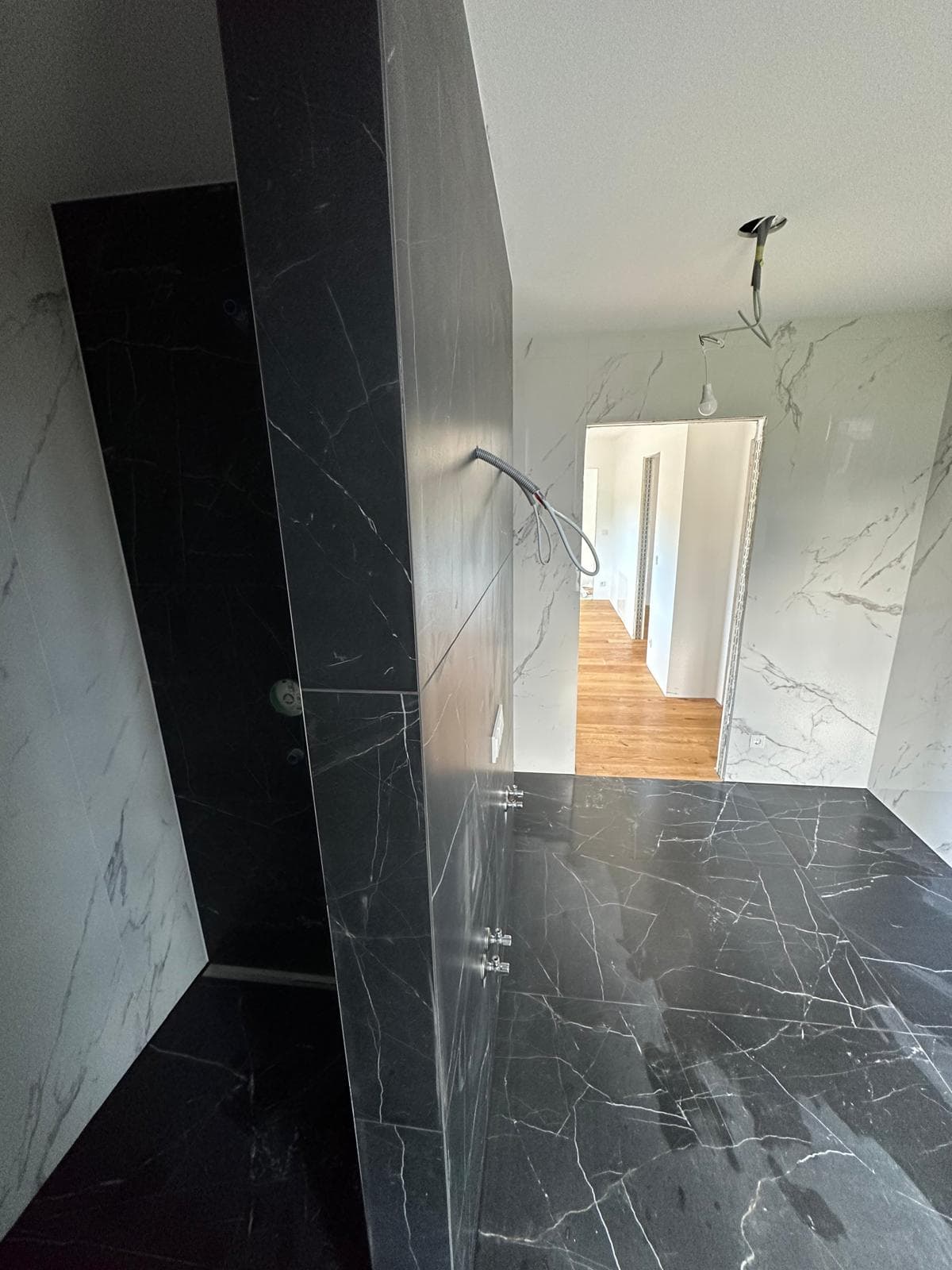 Schwarze Marmorfliesen im Bad